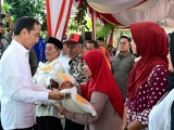 Jokowi Serahkan Bantuan Pangan Beras ke KPM di Cilegon